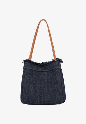 Farmer anyagot használó bevásárlótáska, rojtos felső szegéllyel és barna bőr vállpántokkal. Strukturált testtel és sötétkék színnel rendelkezik.