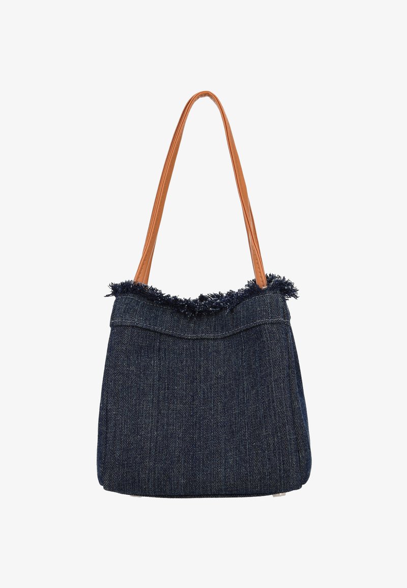 Denim boodschappentas met een franjerand bovenaan en bruine leren schouderbanden. Heeft een gestructureerd lichaam en een donkerblauwe kleur.