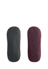 Par nogavic v temno sivi in maroon barvi, vsaka z teksturiranim protizdrsno pikastim vzorcem na podplatih.