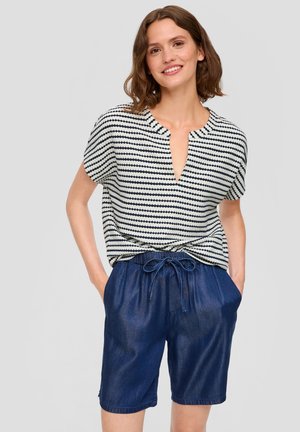 Gestreepte korte mouwen top in crème en marineblauw, met een V-hals; gecombineerd met donkerblauwe shorts met koordjes in de taille en zijzakken.