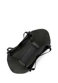 Sac cabas en cuir noir et daim avec une large ouverture, une doublure intérieure lisse, deux poignées courtes et des accents de quincaillerie dorée.