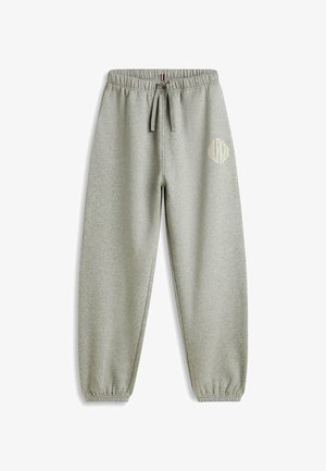 Lichtgrijze joggingsbroek van zacht materiaal met een elastische tailleband, verstelbaar trekkoord en geribbelde manchetten; met een logo op één dij.