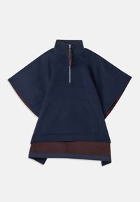 Poncho in pile di colore blu navy con colletto alto, zip frontale e design bicolore con un pannello inferiore marrone e una grande tasca frontale.