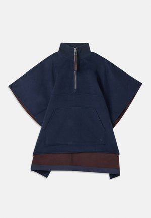 Poncho en polaire marine avec un col montant, une fermeture éclair à l'avant et un design bicolore présentant un panneau inférieur marron et une grande poche frontale.
