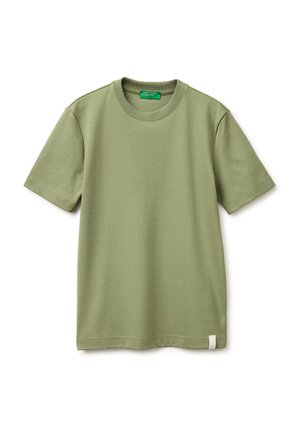 T-shirt verde oliva a maniche corte con scollo rotondo e una piccola etichetta bianca sull'orlo inferiore, distesa su uno sfondo bianco.