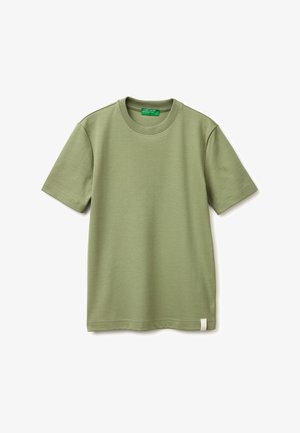 Olivgrünes T-Shirt mit kurzen Ärmeln und rundem Ausschnitt, mit einem kleinen weißen Etikett am unteren Saum, flach auf weißem Hintergrund ausgelegt.