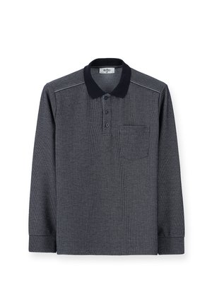 Polo a maniche lunghe in grigio scuro, con colletto blu navy, tre bottoni e tasca sul petto. Tessuto testurizzato con dettagli di cucitura.