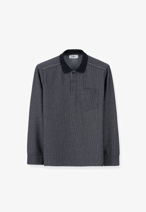 Polo a maniche lunghe in grigio scuro, con colletto blu navy, tre bottoni e tasca sul petto. Tessuto testurizzato con dettagli di cucitura.