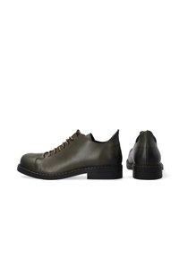 Groene leren schoenen hebben een ronde neus, bruine veters en contrasterende stiksels, met een lage hak en een slank ontwerp.