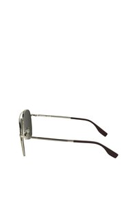 Zonnebril met een metalen zilveren frame, donkere lenzen en kastanjebruine tempels. Heeft een strakke, minimale uitstraling zonder zichtbare logo's.