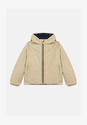 Beige jakke med hætte, der har en frontlynlås med en flerfarvet stribe, glat tekstur og sidelommer. Lille logo på brystet.