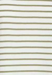 Tecido riscado com linhas horizontais alternadas em verde-azeitona e branco. Textura suave, material leve, padrão uniforme por toda a parte.