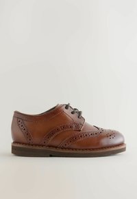 Brązowe skórzane buty sznurowane z perforowanymi detalami, gładką teksturą, zaokrąglonym noskiem i niską brązową gumową podeszwą. Widok z boku.