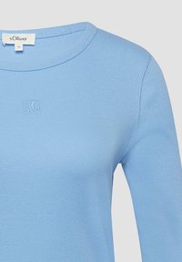 Maglietta a maniche lunghe in costina azzurro chiaro con scollo rotondo e piccolo logo ricamato sul petto, taglia 36 etichettata da s.Oliver.