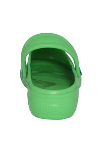 Groene, rubberen klompen met een achterkantband en een gestructureerde voetbed; ronde neus en verhoogde stippen op de zool, die slijtagepatronen tonen.
