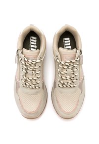 Coppia di sneaker beige e rosa con lacci, cerniere laterali, area delle punte perforata e solette con logo, su sfondo bianco.