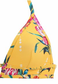 Top bikini giallo con motivo floreale in rosa e verde. Ha spalline sottili e un tessuto liscio e testurizzato con una forma triangolare.