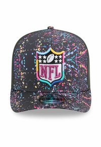 Schwarze Kappe mit einem bunten Spritzmuster. Verfügt über ein gesticktes NFL-Logo auf der Vorderseite und einen flachen Schirm. Hergestellt aus synthetischem Material.