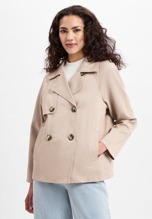 Beige Doppelbreasted-Jacke mit Reverskragen, zwei vorderen Taschen und großen dunklen Knöpfen. Hergestellt aus glattem Stoff, lockere Passform, mittlere Länge.