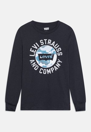 Mørkeblå langærmet skjorte med Levi's-logo og teksten "Levi Strauss and Company", der cirkler om et blåt og hvidt camouflage-mønster.