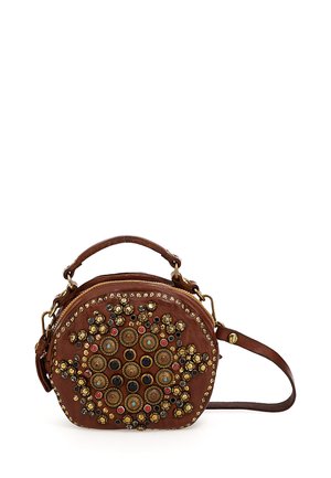 Borsa a mano rotonda in pelle marrone con manico superiore e tracolla, decorata con ornamenti circolari multicolore e borchie sul davanti.