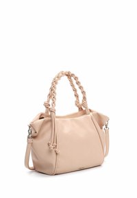 Borsa a mano in pelle rosa chiaro con manici intrecciati, forma morbida, chiusura superiore con zip, tracolla regolabile e design minimalista.