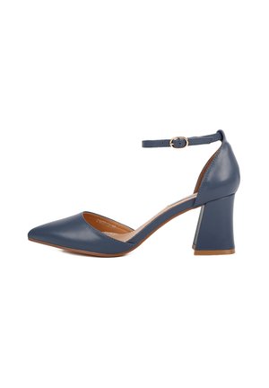 Décolleté in pelle blu navy con punta affilata e tacco a blocco. Presenta una cinturino alla caviglia regolabile con una fibbia dorata. Texture liscia.