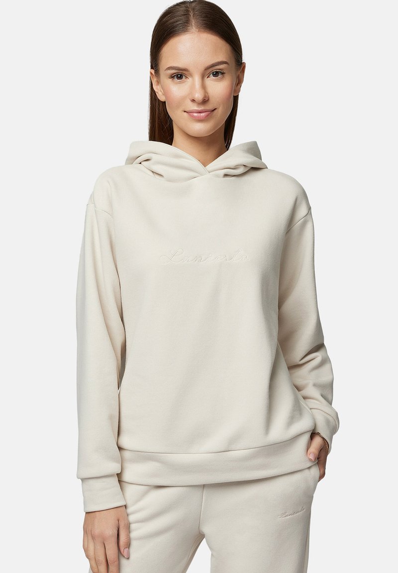 Beżowa bluza z kapturem, wykonana z miękkiego materiału. Posiada haftowany napis "Lancerato" z przodu oraz ściągacze przy mankietach i u dołu. Gładki, minimalistyczny design.