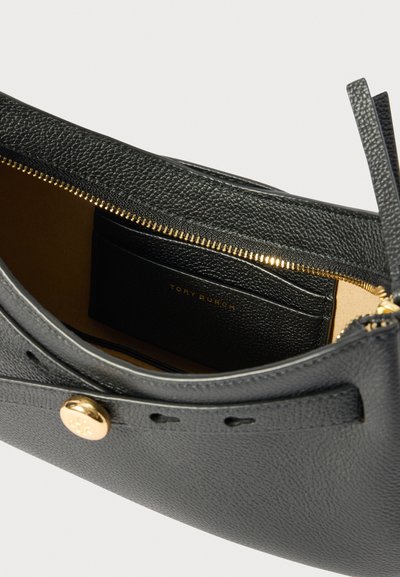 Μαύρη δερμάτινη τσάντα με υφή, χρυσό φερμουάρ και αξεσουάρ, εσωτερικές θήκες για κάρτες και μινιμαλιστικό σχέδιο.