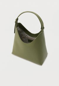 Πράσινη δερμάτινη τσάντα χειρός με δομημένο σχήμα, φαρδιά, κυρτή λαβή και εσωτερική τσέπη με φερμουάρ. Λείο εξωτερικό και αντίθετο ανοιχτόχρωμο εσωτερικό.