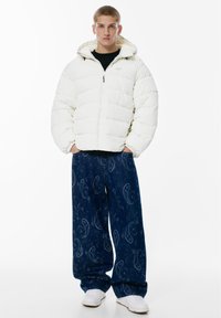 PULL&BEAR Zimní bunda - white