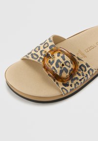 Leopardo raštas, skaidrus didelis sagties su auksiniu akcentu, minkštas kreminis padas ir patvari juoda pada.