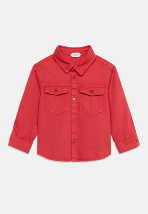 Rood hemd met lange mouwen, knopen, kraag en twee borstzakken met knopen, met een Versace-label aan de binnenkant van de kraag.