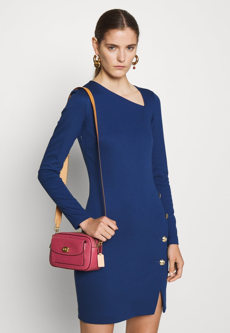 Coach WILLOW CAMERA ADJUSTABLE CROSSBODY Umhängetasche rouge multi