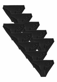 Czarne bawełniane figi bikini ułożone w przesuniętym wzorze, charakteryzujące się gładką fakturą oraz cienką elastyczną gumką w pasie z małym detalem w postaci kokardki.