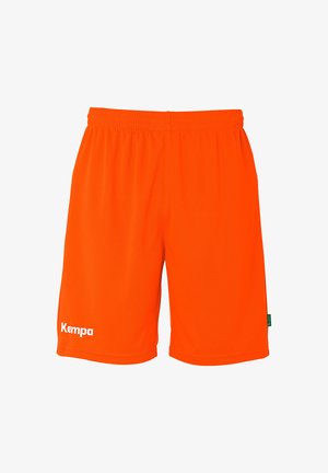 Helle orangefarbene Sportsshorts mit elastischem Bund und weißem "Kempa"-Logo am linken Bein.