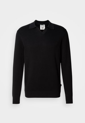 Suéter negro de punto con escote en V y cuello, de mangas largas y dobladillo acanalado; textura suave, sin patrones o acentos visibles.
