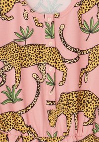 Tessuto rosa con un motivo ripetuto di leopardi e piante verdi, con dettagli in oro ai bottoni sul collo e vita arricciata.