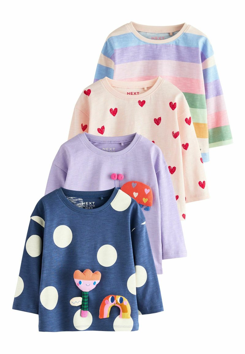 Vier Langarmhemden: eines in Marineblau mit weißen Punkten und bunten Applikationen; ein lila Hemd mit einem bunten Käfer; ein rotes Hemd mit roten Herzen; und ein gestreiftes pastellfarbenes Hemd.