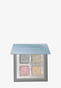 Oogschaduw palette met vier vierkante tinten: lichtblauw, zilver, roze en goud. Gelaagd, glinsterende afwerking in een grijze en lichtblauwe doos met labeldetails.
