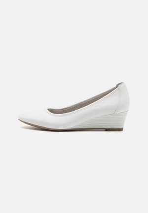 Pumps med kilklack - white