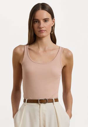 Top in maglina rosa chiaro con scollo rotondo, indossato con pantaloni a vita alta color crema e una cintura marrone con fibbia in argento.