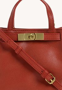 Sac à main en cuir rouge avec une finition texturée, deux anses supérieures et un fermoir doré. Sangle ajustable avec des détails de couture attachée.