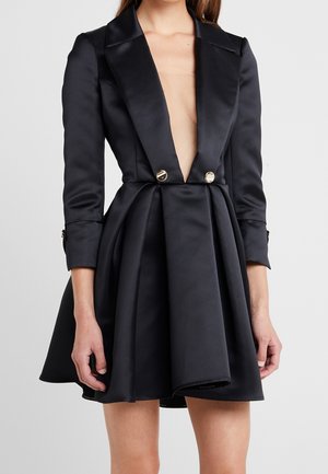 Zwarte satijnen jurk met een diepe V-hals, gestructureerde blazerhals, getailleerde taille, uitlopende rok en dubbele knoopsluiting aan de voorkant.
