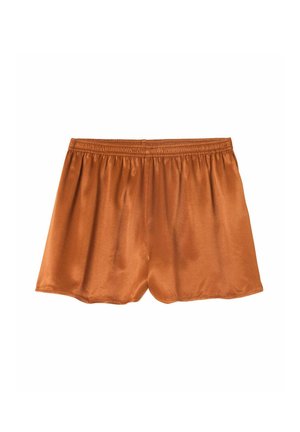 Boxer corti in raso marrone con fascia elastica in vita e vestibilità ampia, distesi su uno sfondo bianco.