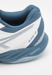 ASICS BLADE - Boty na házenou - white/vintage indigo
