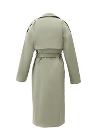 Lange olijfgroene trenchcoat met riem, schouderepauletten en stormflap aan de achterkant, gezien vanaf de achterkant.