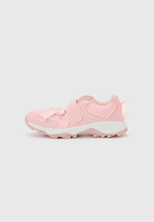 Baskets de sport roses avec une tige en maille, des bandes Velcro, des accents en forme de cœur et des nœuds décoratifs. Semelle texturée pour une meilleure adhérence.