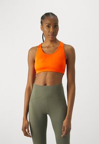 ASICS CORE LOGO BRA - Sujetadores deportivos con sujeción media - orange