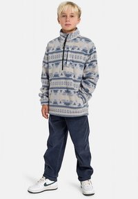 Fleece-Pullover in Hellgrau mit blauen geometrischen Mustern, mit hohem Kragen, halb geschlossenem Reißverschluss und einer Brusttasche.